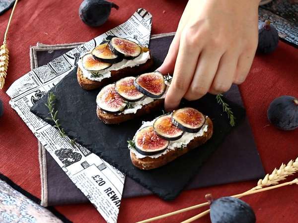 İncir, taze keçi peyniri, bal ve biberiyeli sandviç - Hazırlık adım 6