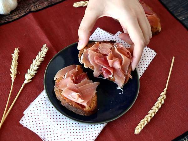 Domates ve Serrano jambonlu sandviçler - Hazırlık adım 5