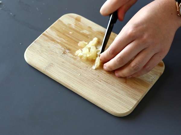 Tost üzerinde taze keçi peyniri ve somon füme - Hazırlık adım 1