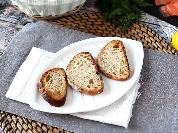 Tost üzerinde taze keçi peyniri ve somon füme - Hazırlık adım 2