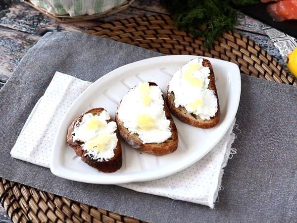 Tost üzerinde taze keçi peyniri ve somon füme - Hazırlık adım 3