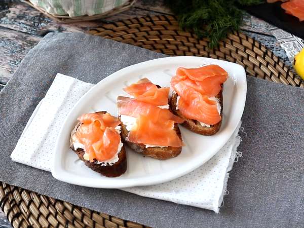 Tost üzerinde taze keçi peyniri ve somon füme - Hazırlık adım 4