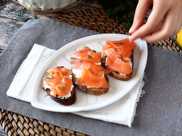 Tost üzerinde taze keçi peyniri ve somon füme - Hazırlık adım 5