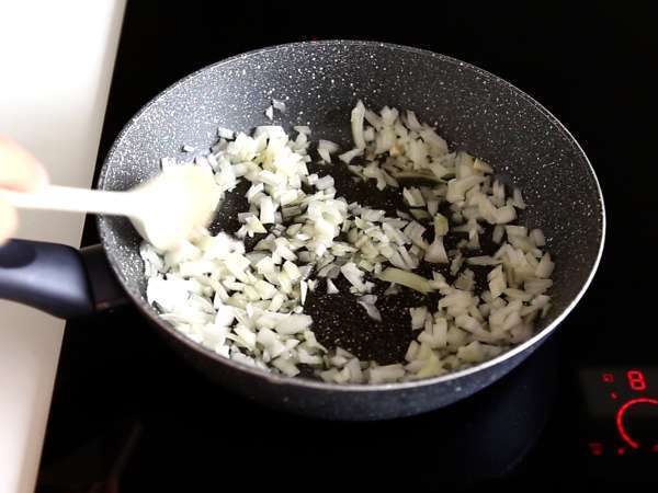 Spanakopita, ıspanaklı ve beyaz peynirli süper kolay Yunan böreği - Hazırlık adım 1