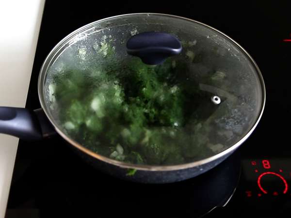 Spanakopita, ıspanaklı ve beyaz peynirli süper kolay Yunan böreği - Hazırlık adım 2