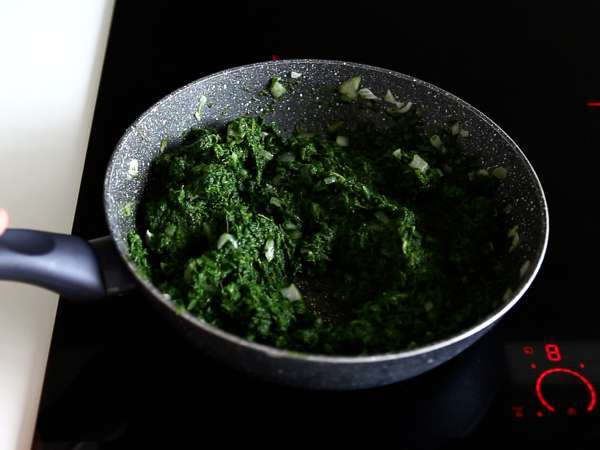 Spanakopita, ıspanaklı ve beyaz peynirli süper kolay Yunan böreği - Hazırlık adım 3