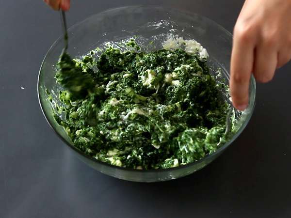 Spanakopita, ıspanaklı ve beyaz peynirli süper kolay Yunan böreği - Hazırlık adım 5