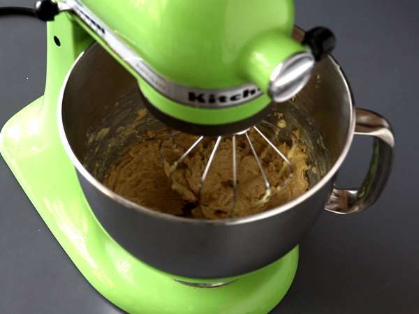 XXL fındıklı, sütlü çikolatalı ve pralinli kurabiye - Hazırlık adım 1