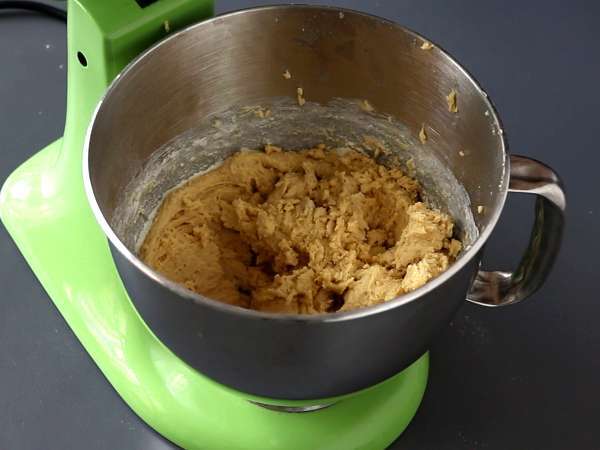 XXL fındıklı, sütlü çikolatalı ve pralinli kurabiye - Hazırlık adım 3