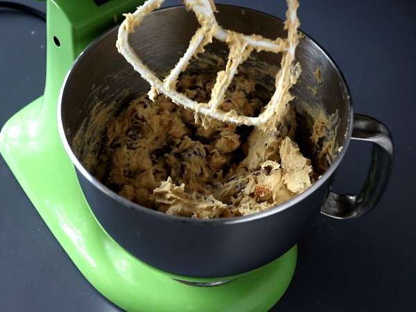 XXL fındıklı, sütlü çikolatalı ve pralinli kurabiye - Hazırlık adım 4