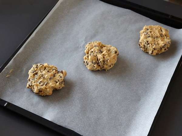 XXL fındıklı, sütlü çikolatalı ve pralinli kurabiye - Hazırlık adım 5