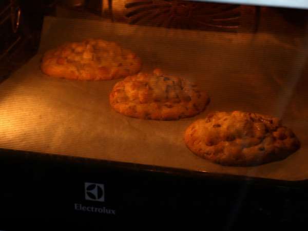 XXL fındıklı, sütlü çikolatalı ve pralinli kurabiye - Hazırlık adım 6