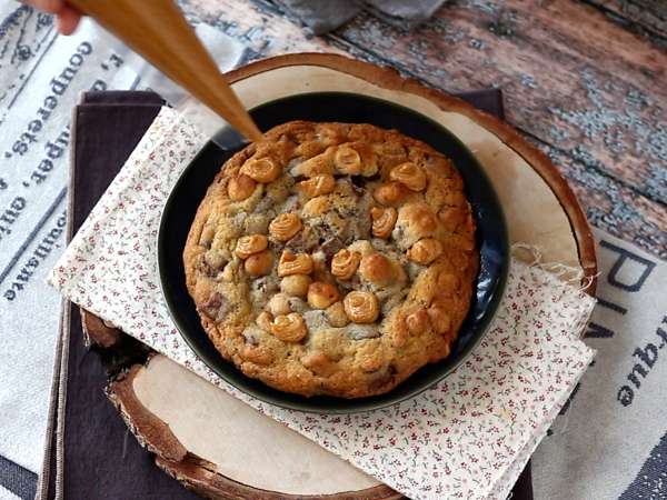 XXL fındıklı, sütlü çikolatalı ve pralinli kurabiye - Hazırlık adım 7