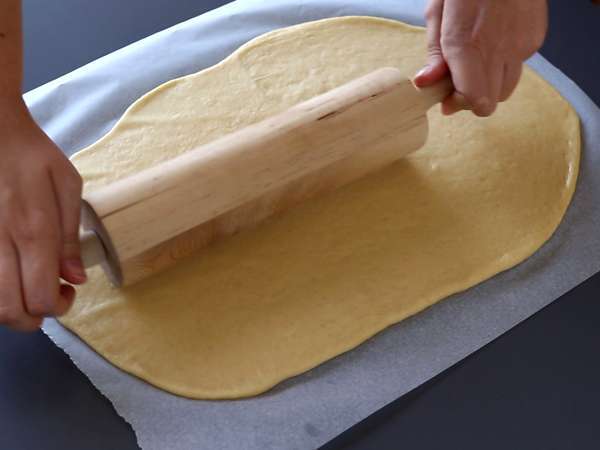 Tarçınlı rulolar, vanilya kreması ile tarçınlı çörek - Hazırlık adım 4