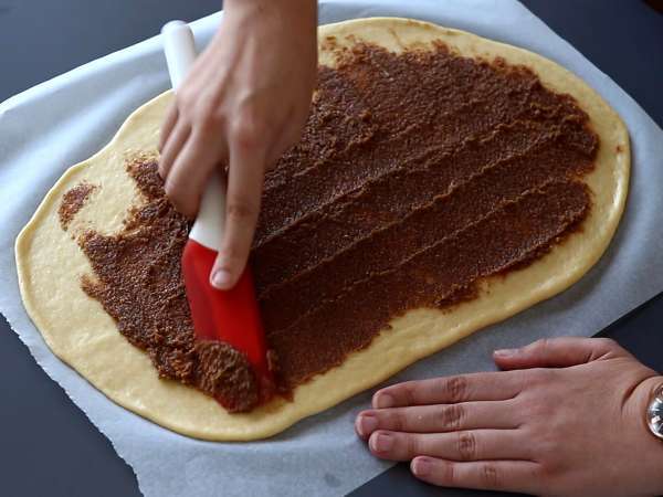 Tarçınlı rulolar, vanilya kreması ile tarçınlı çörek - Hazırlık adım 5