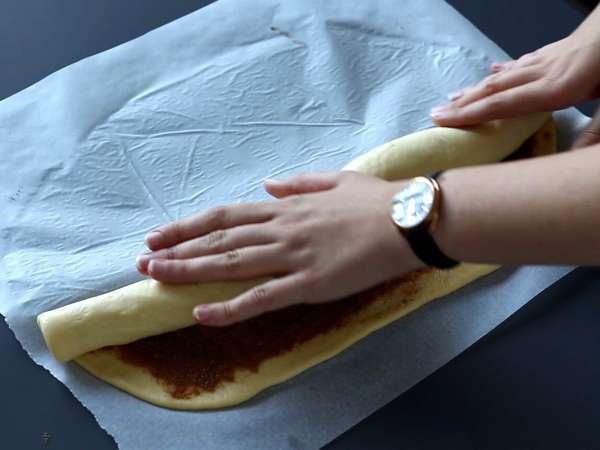 Tarçınlı rulolar, vanilya kreması ile tarçınlı çörek - Hazırlık adım 6