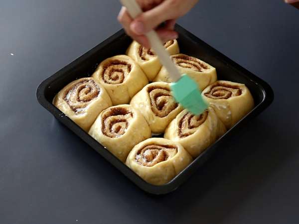 Tarçınlı rulolar, vanilya kreması ile tarçınlı çörek - Hazırlık adım 9