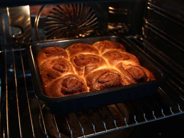 Tarçınlı rulolar, vanilya kreması ile tarçınlı çörek - Hazırlık adım 10