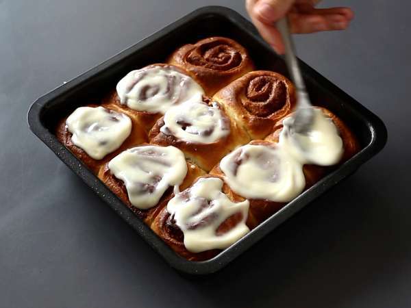 Tarçınlı rulolar, vanilya kreması ile tarçınlı çörek - Hazırlık adım 13