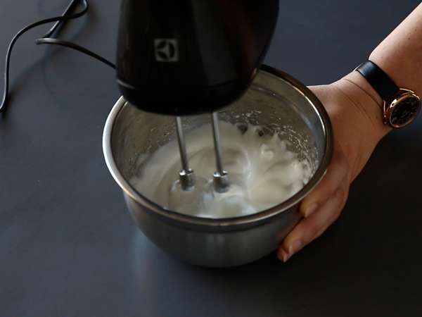 Choco flan, nemli çikolatalı kek ve vanilyalı karamelli flan'ın mükemmel birleşimi - Hazırlık adım 4