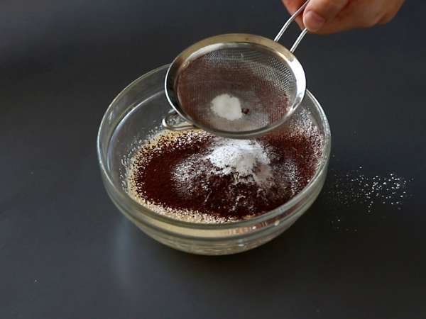 Choco flan, nemli çikolatalı kek ve vanilyalı karamelli flan'ın mükemmel birleşimi - Hazırlık adım 6