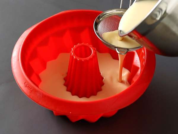 Choco flan, nemli çikolatalı kek ve vanilyalı karamelli flan'ın mükemmel birleşimi - Hazırlık adım 8