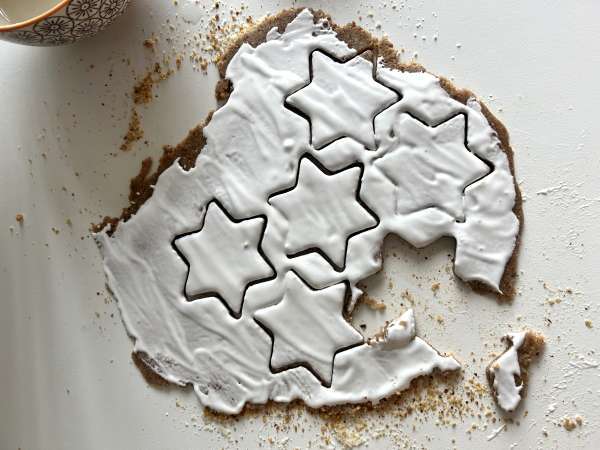 Tarçınlı yıldız bisküviler, bir Noel klasiği - Hazırlık adım 3