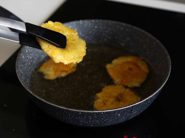 Patacones, guacamole ve domatesli Kolombiya muzlu tostu - Hazırlık adım 10