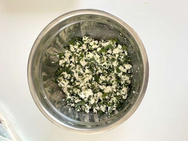 Beyaz peynirli ve maydanozlu börek - Hazırlık adım 1