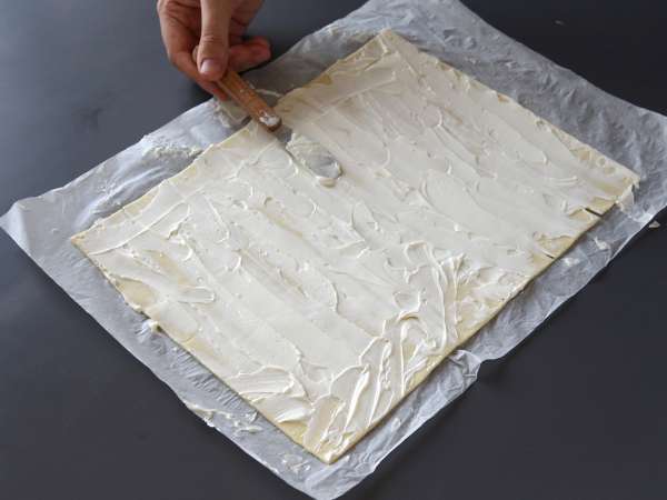 Pesto ve fromage frais ile 4 malzemeli kolay tuzlu New York rulosu - Hazırlık adım 2