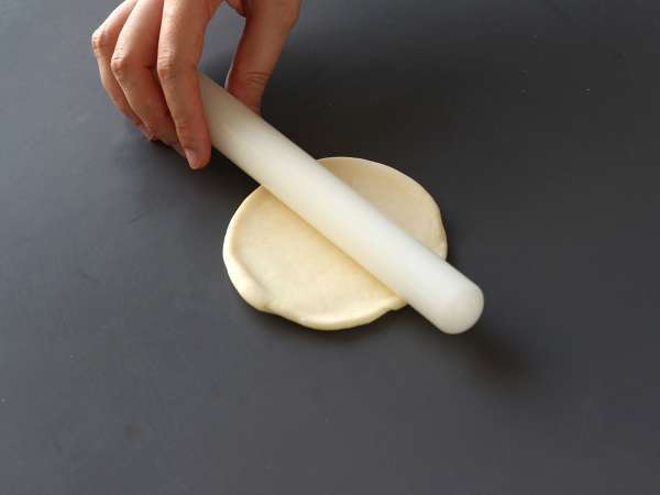 Domates, jambon ve mozzarella sos ile doldurulmuş pizza tarzı kayık rulolar - Hazırlık adım 1