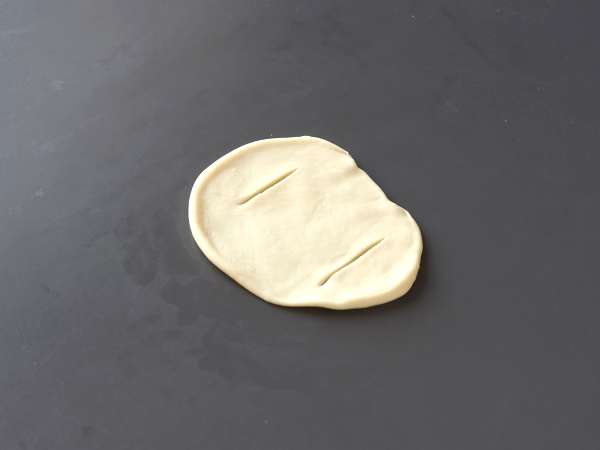 Domates, jambon ve mozzarella sos ile doldurulmuş pizza tarzı kayık rulolar - Hazırlık adım 2