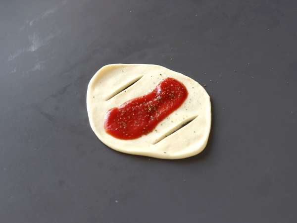 Domates, jambon ve mozzarella sos ile doldurulmuş pizza tarzı kayık rulolar - Hazırlık adım 3