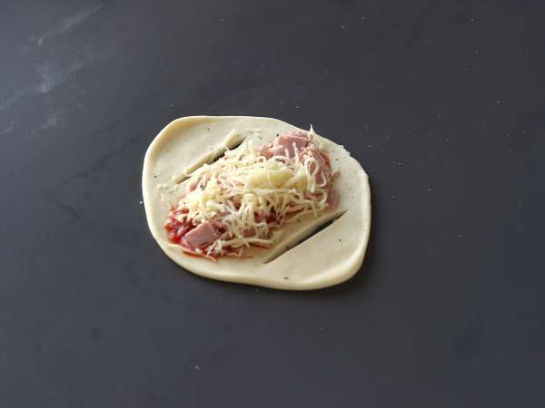 Domates, jambon ve mozzarella sos ile doldurulmuş pizza tarzı kayık rulolar - Hazırlık adım 4