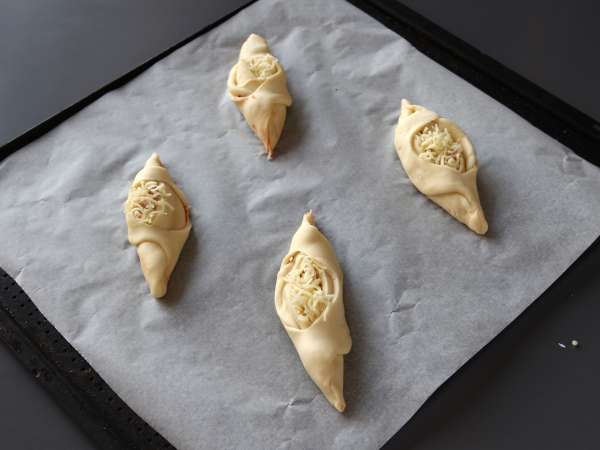 Domates, jambon ve mozzarella sos ile doldurulmuş pizza tarzı kayık rulolar - Hazırlık adım 6