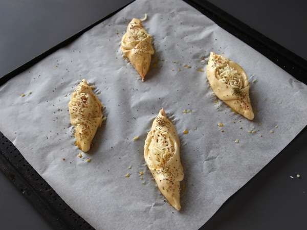 Domates, jambon ve mozzarella sos ile doldurulmuş pizza tarzı kayık rulolar - Hazırlık adım 7