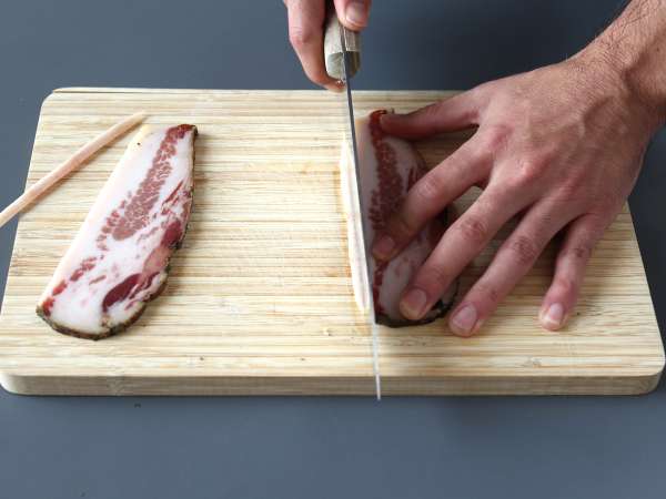 Pasta all'amatriciana, adım adım açıklanan geleneksel tarif - Hazırlık adım 1