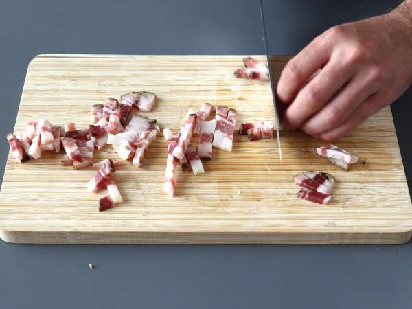 Pasta all'amatriciana, adım adım açıklanan geleneksel tarif - Hazırlık adım 2