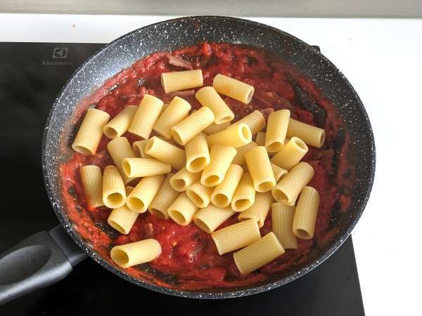 Pasta all'amatriciana, adım adım açıklanan geleneksel tarif - Hazırlık adım 8