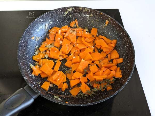 Balkabaklı ve sosisli makarna - Hazırlık adım 3