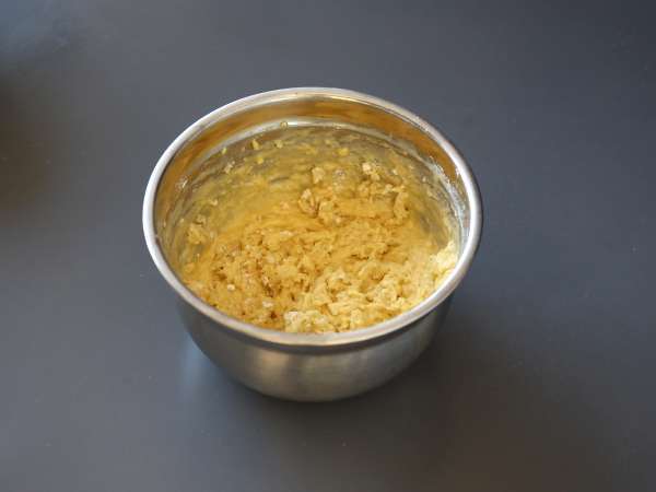 Somon füme, limonlu ve frenk soğanlı kek - Hazırlık adım 2