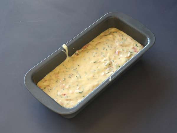 Somon füme, limonlu ve frenk soğanlı kek - Hazırlık adım 5