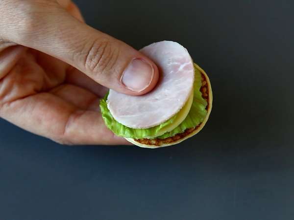 Dolgulu Blini tabağı, bayram sezonu için mükemmel ve çeşitli bir aperatif - Hazırlık adım 1