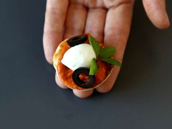 Dolgulu Blini tabağı, bayram sezonu için mükemmel ve çeşitli bir aperatif - Hazırlık adım 3