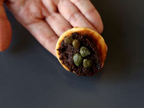 Dolgulu Blini tabağı, bayram sezonu için mükemmel ve çeşitli bir aperatif - Hazırlık adım 4