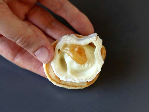 Dolgulu Blini tabağı, bayram sezonu için mükemmel ve çeşitli bir aperatif - Hazırlık adım 5