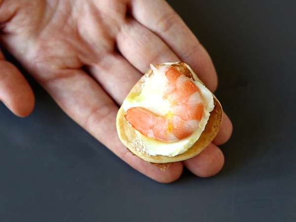 Dolgulu Blini tabağı, bayram sezonu için mükemmel ve çeşitli bir aperatif - Hazırlık adım 6