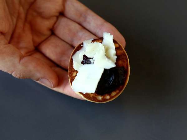 Dolgulu Blini tabağı, bayram sezonu için mükemmel ve çeşitli bir aperatif - Hazırlık adım 7