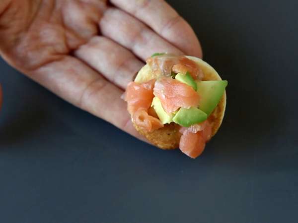 Dolgulu Blini tabağı, bayram sezonu için mükemmel ve çeşitli bir aperatif - Hazırlık adım 8