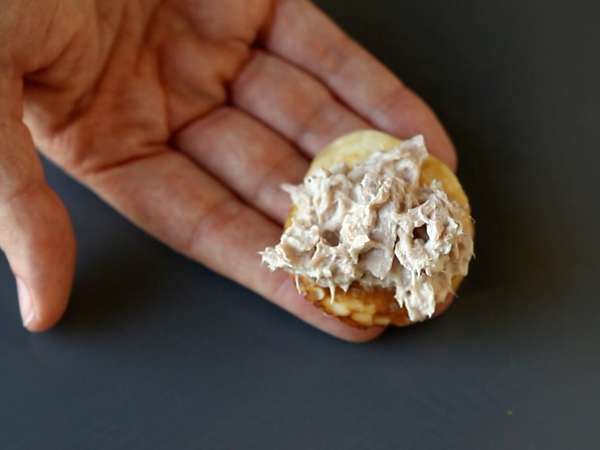 Dolgulu Blini tabağı, bayram sezonu için mükemmel ve çeşitli bir aperatif - Hazırlık adım 9